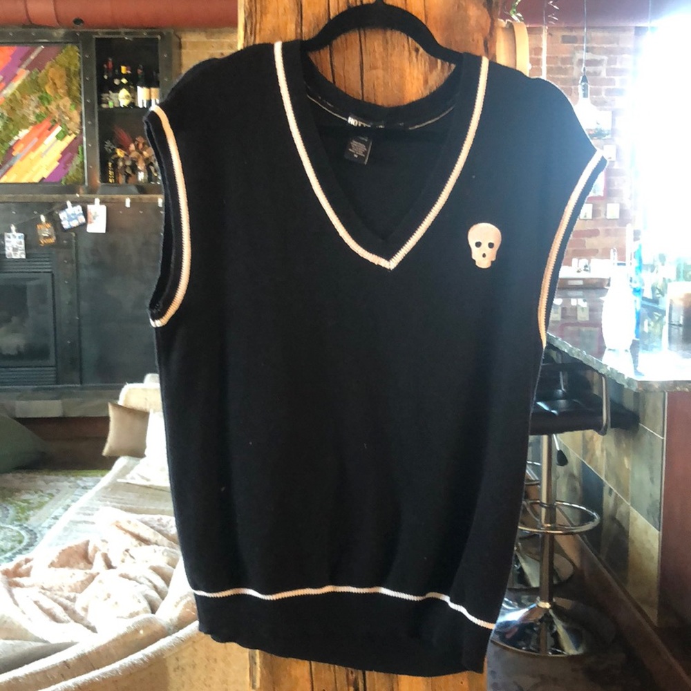 Hot topic skull sweater vest, size M, good condition